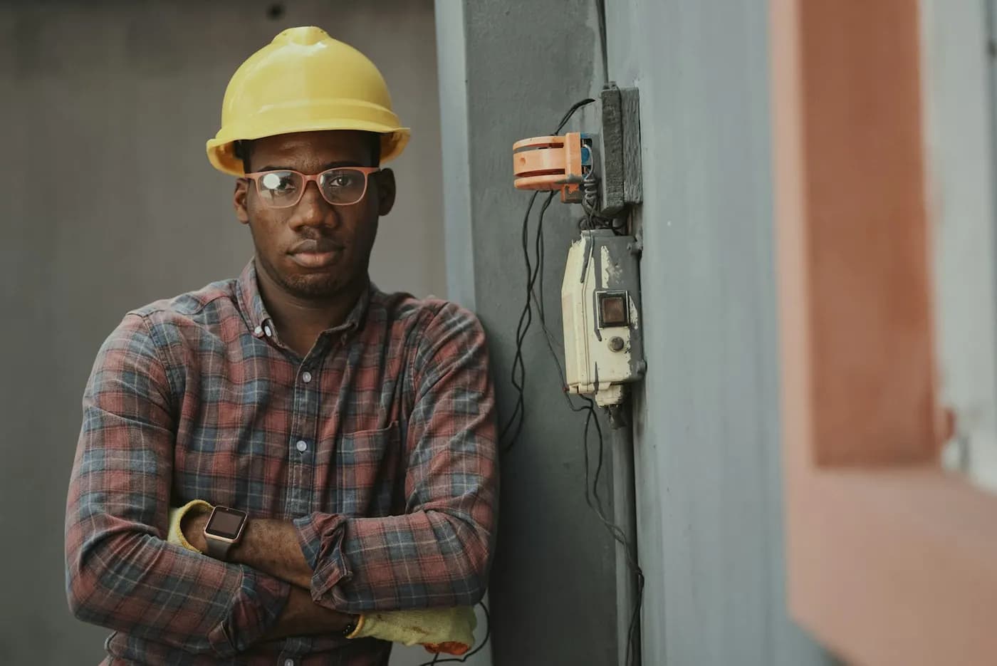 Trabajo eléctrico residencial en luminaria o instalación