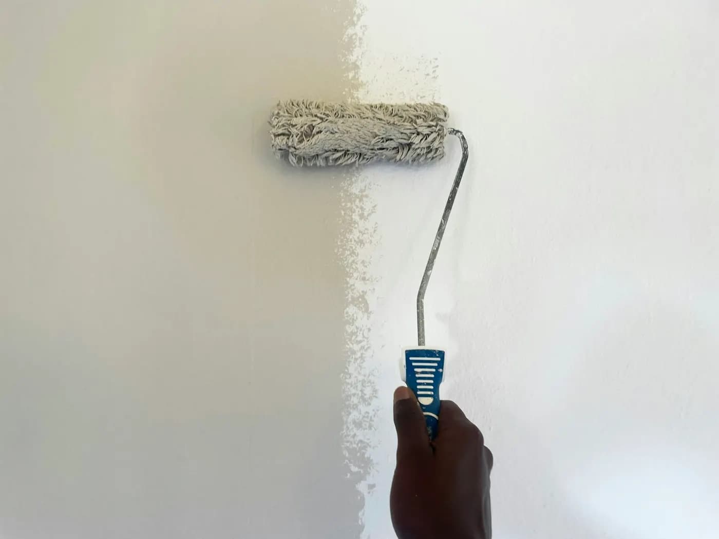 Profesional pintando una pared interior